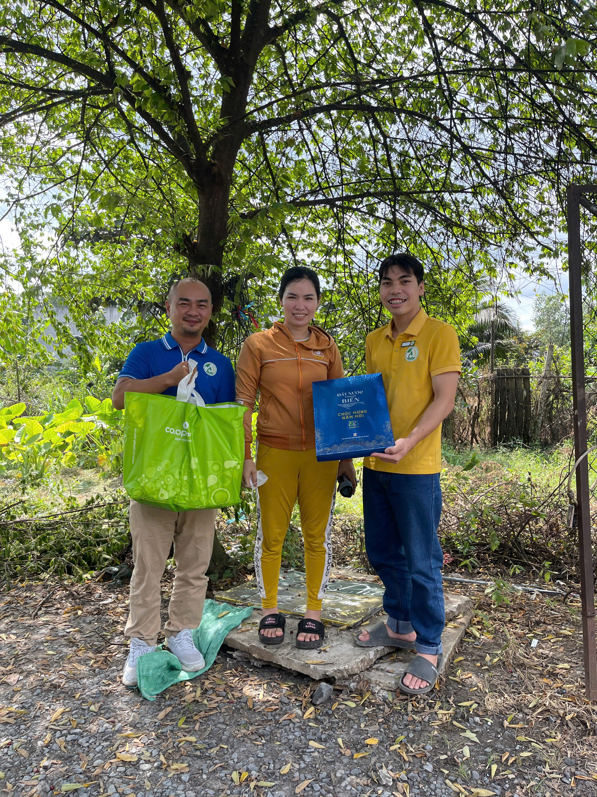 HOẠT ĐỘNG TẶNG QUÀ TẾT 2025 CHO CÁC NÔNG HỘ TẠI SÓC TRĂNG VÀ HẬU GIANG