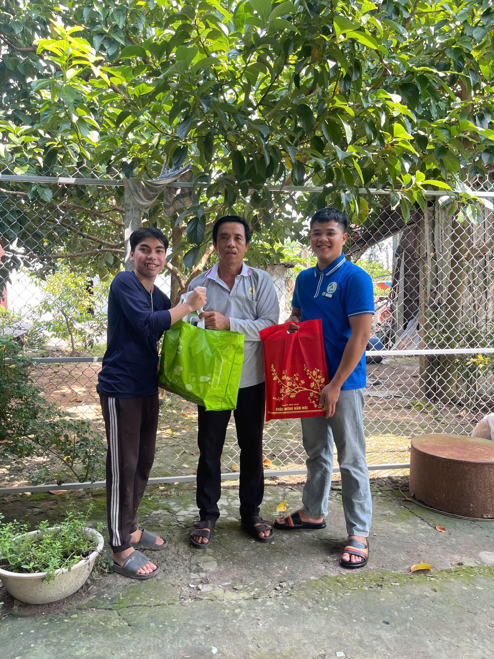 HOẠT ĐỘNG TẶNG QUÀ TẾT 2025 CHO CÁC NÔNG HỘ TẠI LONG AN