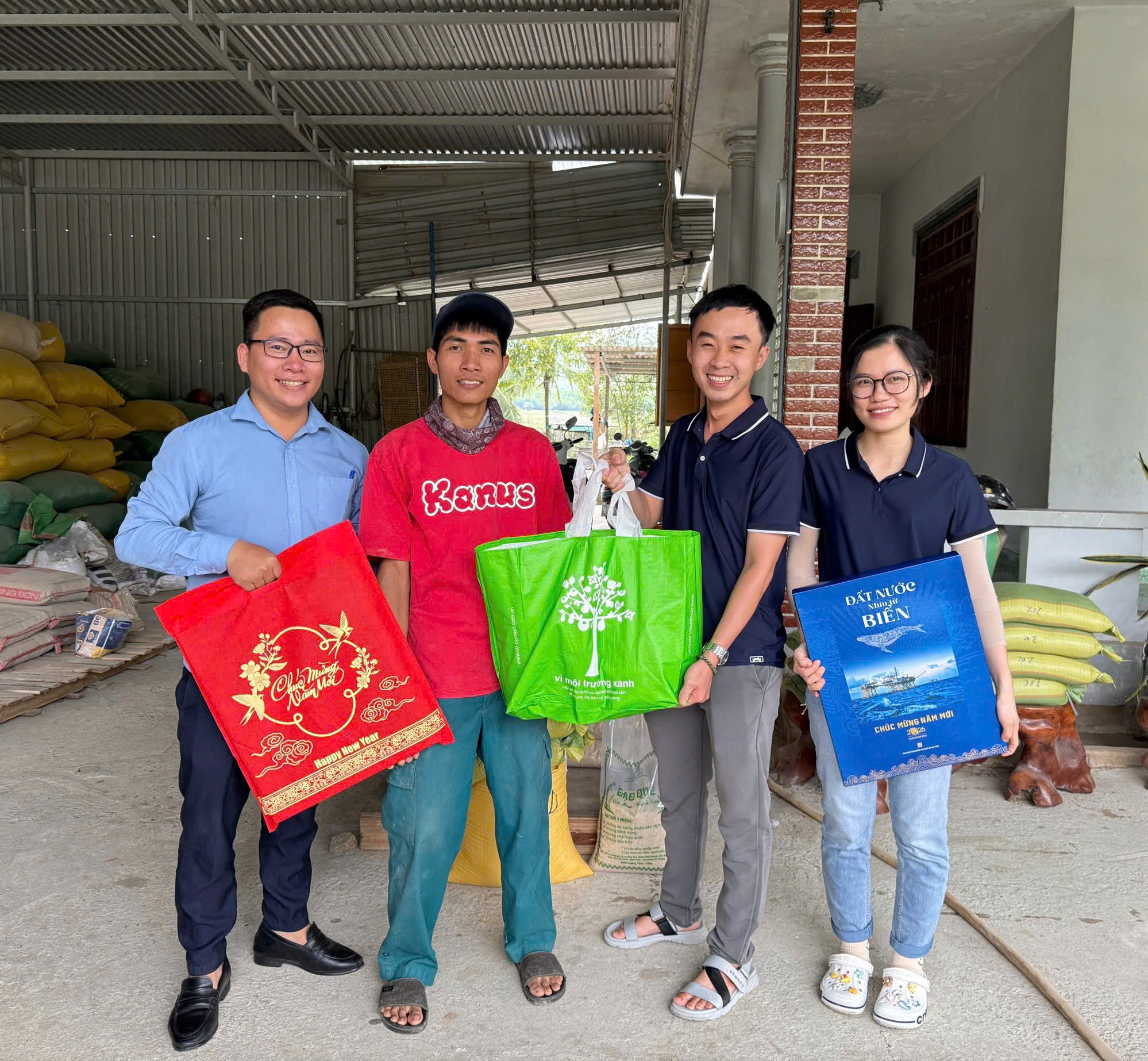 HOẠT ĐỘNG TẶNG QUÀ TẾT 2026 CHO CÁC NÔNG HỘ TẠI KHÁNH HOÀ