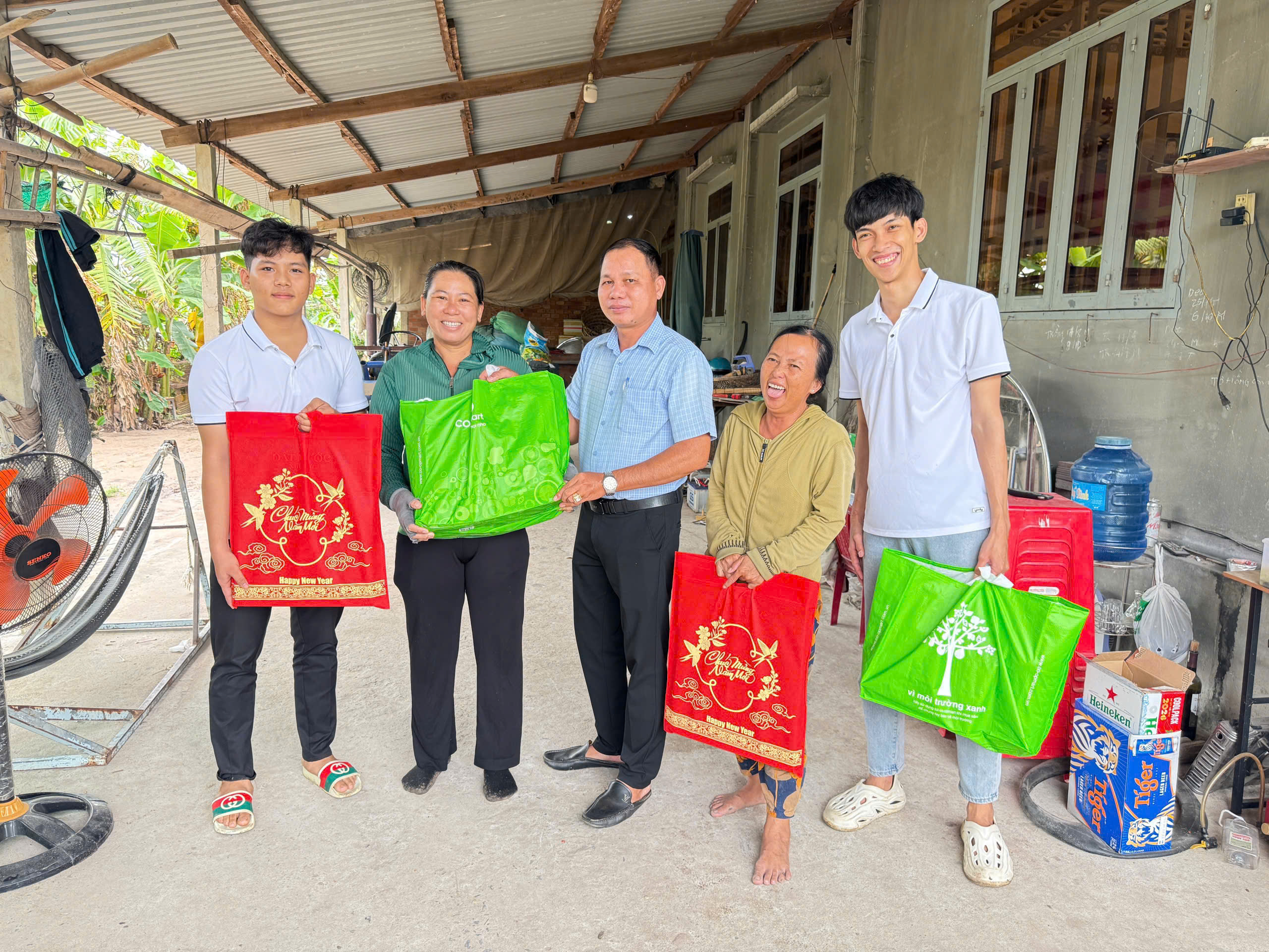 HOẠT ĐỘNG TẶNG QUÀ TẾT 2026 CHO CÁC NÔNG HỘ TẠI TÂY NINH