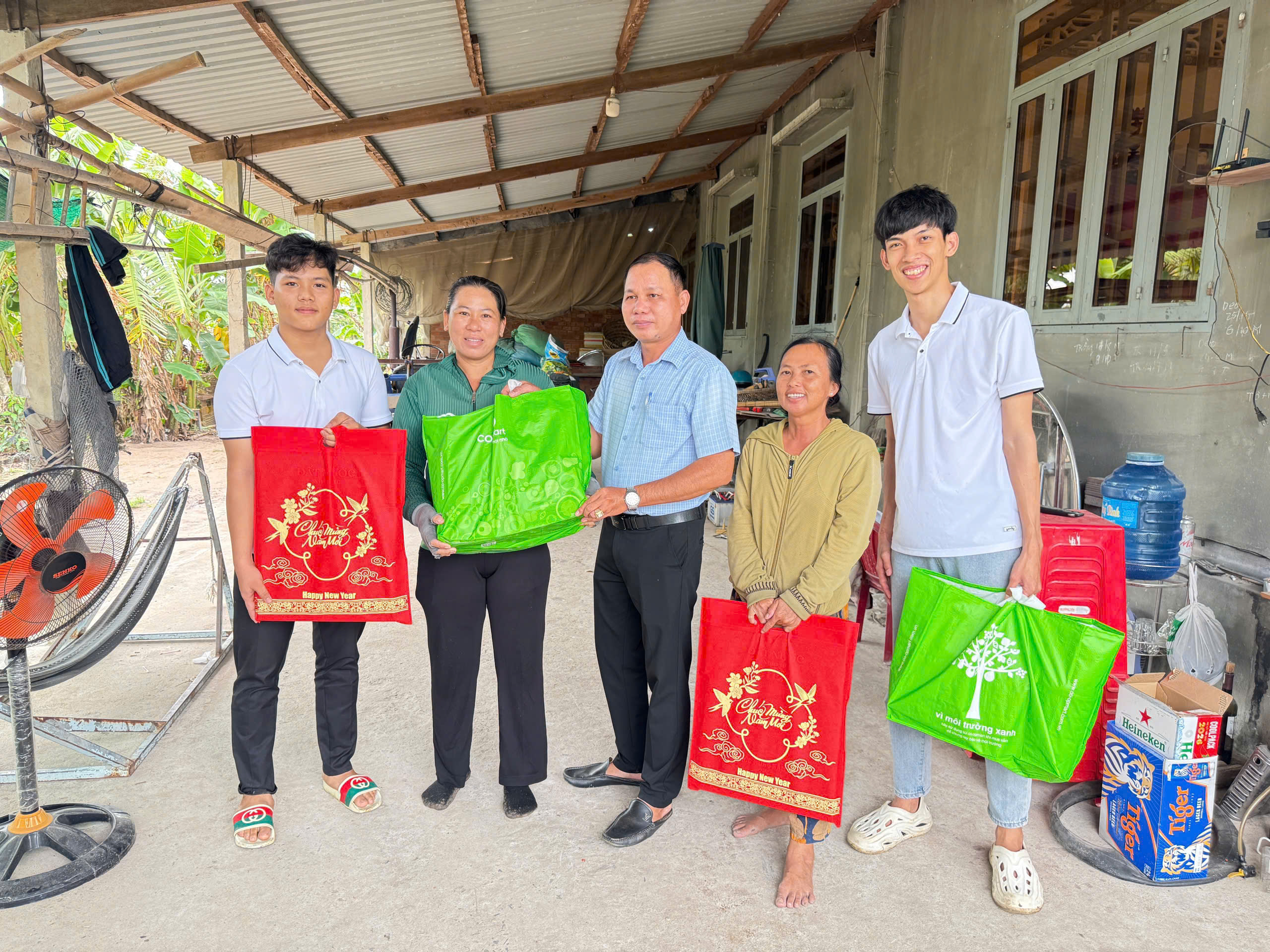 HOẠT ĐỘNG TẶNG QUÀ TẾT 2026 CHO CÁC NÔNG HỘ TẠI TÂY NINH